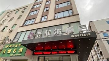 Un hotel amb façana moderna, diversos pisos i una senyalització destacada.
