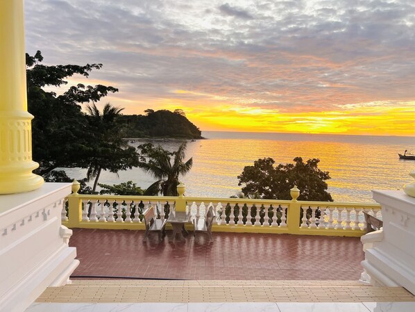 A balcony with a view of the sea at sunset. - NAM DU PALACE (Kien Hai)