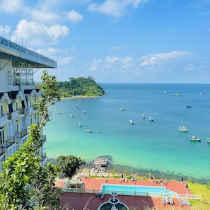 A hotel with a pool and a view of the sea. - NAM DU PALACE (Kien Hai)