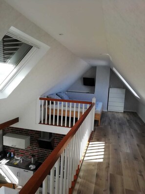 2 bedrooms, travel crib, free WiFi, wheelchair access - Core-serviced apartment directly on the small dike for up to 4 people (Dornum)