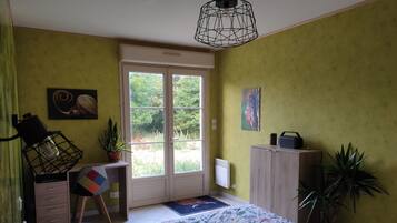 2 soverom, skrivebord, wi-fi (inkludert) og sengetĂžy