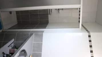 Ducha, secador de pelo, toallas, jabón