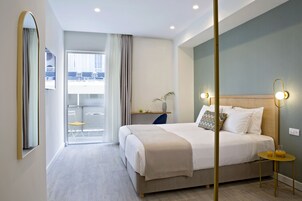 Deluxe Room with balcony | Minibaari, tallelokero huoneessa, yksilöllisesti sisustettu, työpöytä