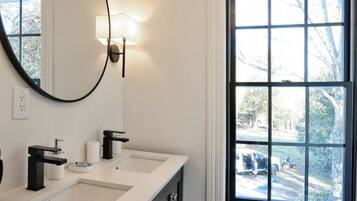 The Bird Room | Bathroom | Shower, free toiletries, hair dryer