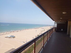 Un balcón con vista a la playa y al océano.
