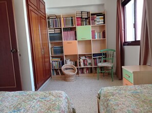 5 bedrooms, iron/ironing board, bed sheets