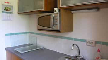 Frigorifero, forno, piano cottura, macchina per tè/caffè