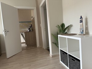 Family Triple Room, Private Bathroom, Garden View (Hinterhaus Wohnung 4) | Lounge - Gästehaus Bremer (Cuxhaven)