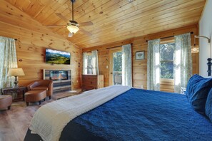 3 bedrooms, iron/ironing board, WiFi, bed sheets - Hot Tub & Resort Perks! Gatlinburg Mtn Retreat (Gatlinburg)