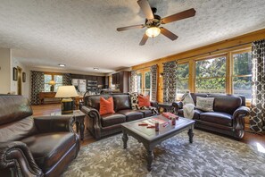 TV, fireplace, books - Hot Tub & Resort Perks! Gatlinburg Mtn Retreat (Gatlinburg)