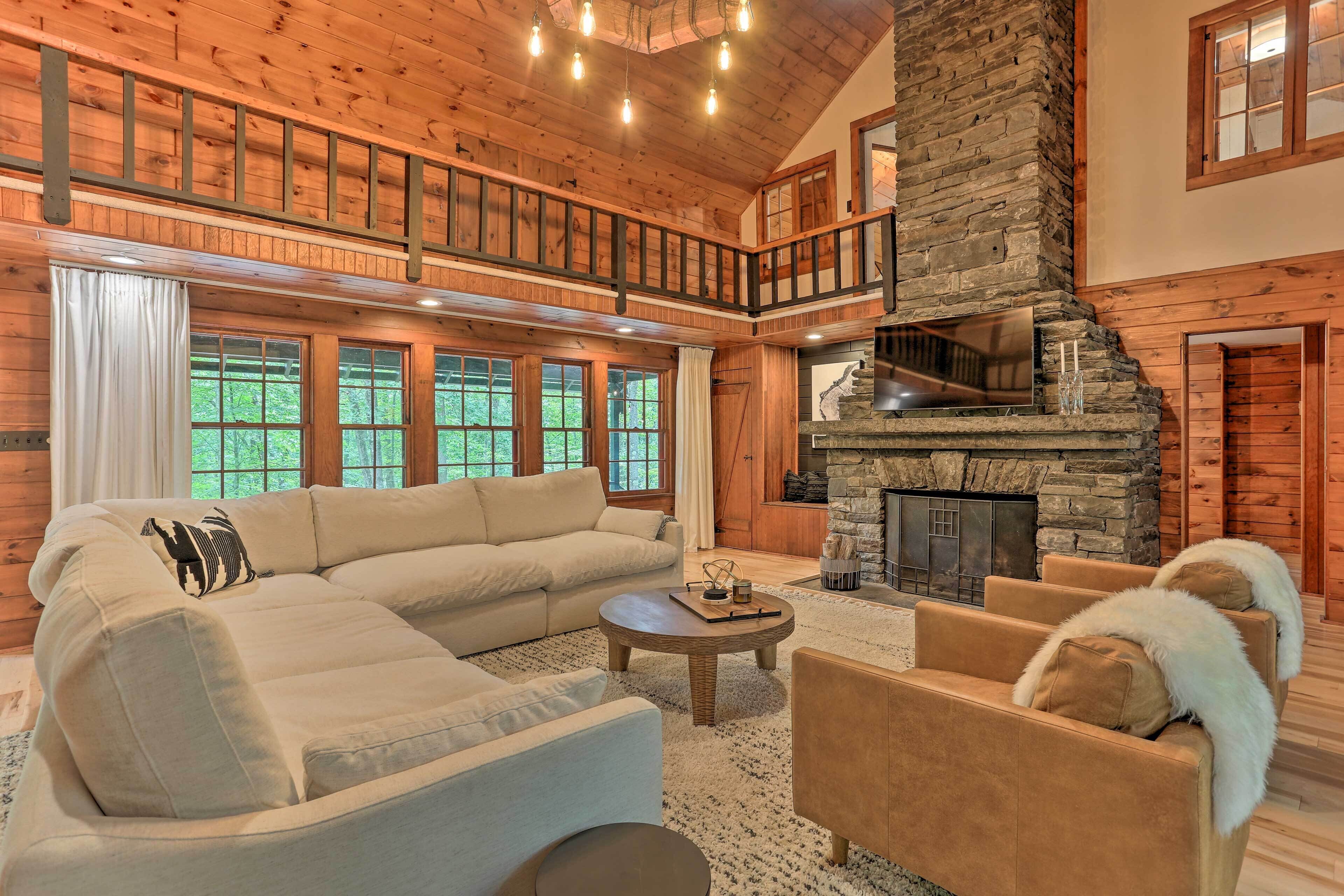 Vivid 2-Acre Hilltop Gem: Fire Pit & River Access!