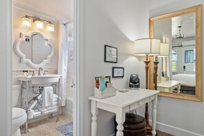 Combined shower/bathtub, hair dryer - Chestnut Cottage - Walkable to Downtown/EV Charger/Dog Friendly (Paso Robles)