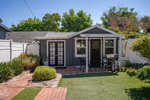 Exterior - Chestnut Cottage - Walkable to Downtown/EV Charger/Dog Friendly (Paso Robles)