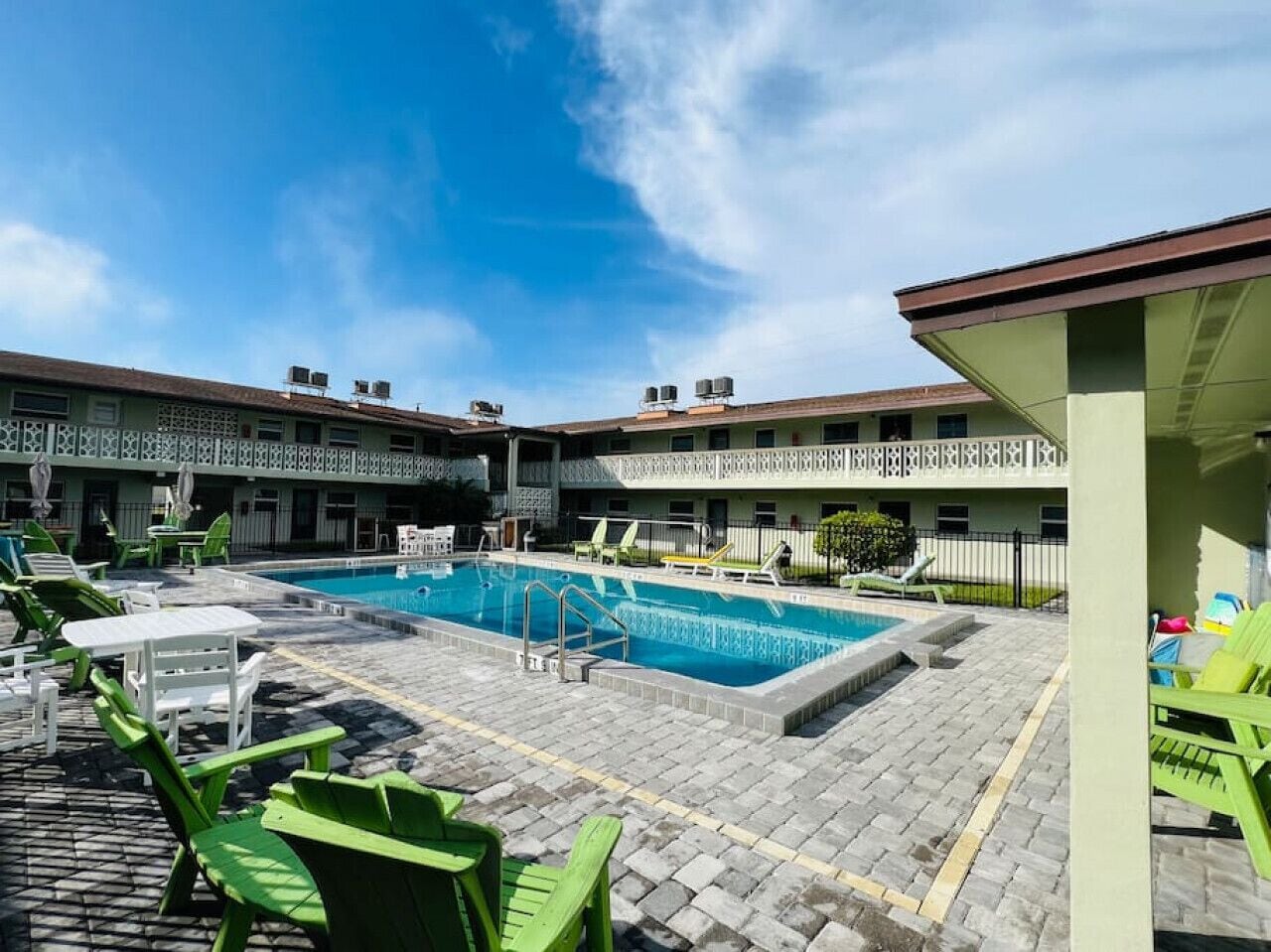 حمام سباحة