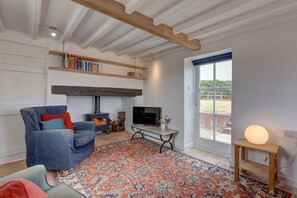 TV - Detached 1-bed cottage overlooking the salt marshes (Salthouse)