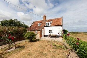 Exterior - Detached 1-bed cottage overlooking the salt marshes (Salthouse)