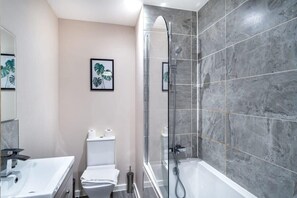 Baignoire, sèche-cheveux, serviettes fournies