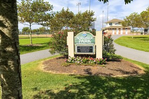 Property grounds - Sunny condo 2 blocks from beach with fast WiFi & W/D - dog-friendly (Ocean City)