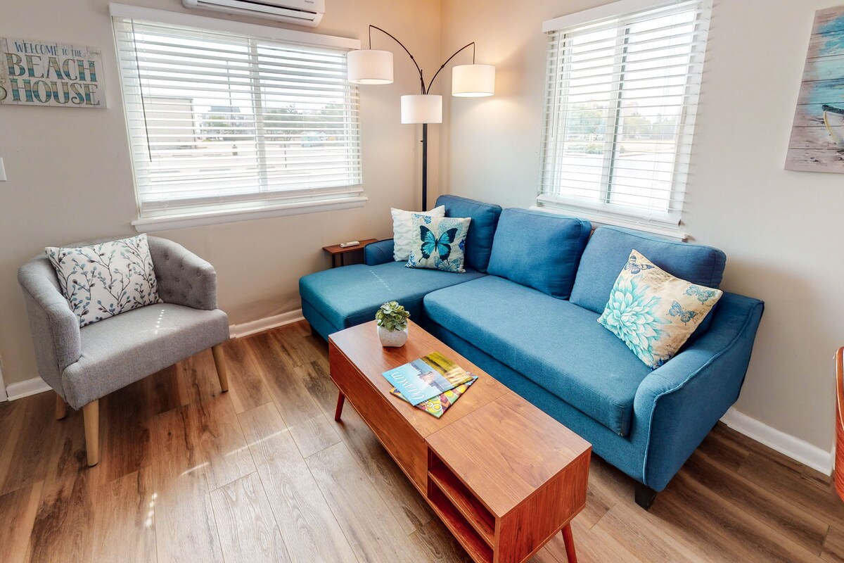 Sunny condo 2 blocks from beach with fast WiFi & W/D - dog-friendly