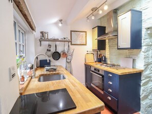 Cottage | Private kitchen | Fridge, dishwasher, electric kettle, toaster - Preswylfa (Blaenau Ffestiniog)
