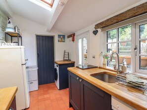 Cottage | Private kitchen | Fridge, dishwasher, electric kettle, toaster - Preswylfa (Blaenau Ffestiniog)