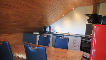 Frigorífico, microondas, horno y placa de cocina