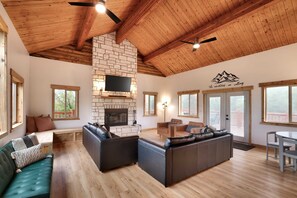 TV, fireplace, stereo - Bears Ears Luxury Retreat (Monticello)