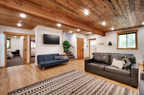 TV, fireplace, stereo