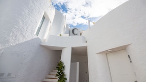 A white building with a staircase leading to a door. - Agi Castell Mar 1009 Apartamento for rent in Roses Girona. (Roses)