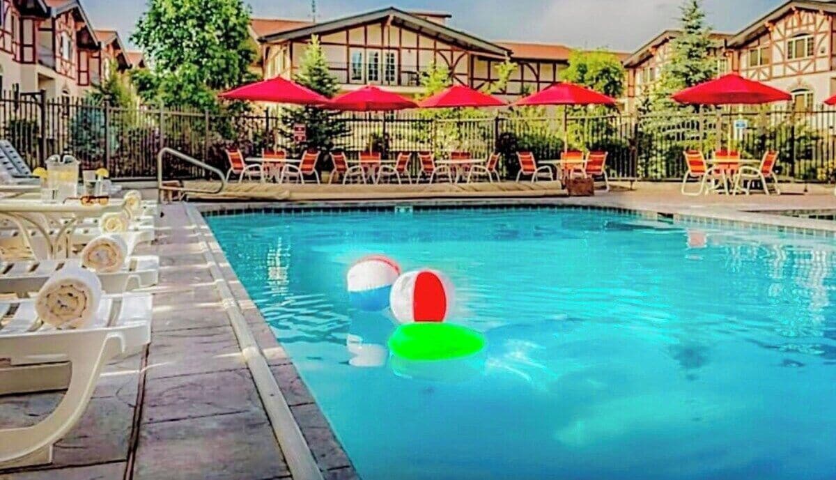 Una piscina cubierta, una piscina climatizada