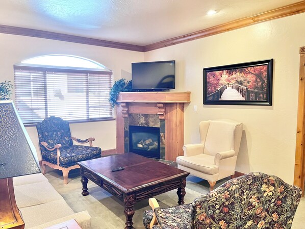 Smart TV, fireplace