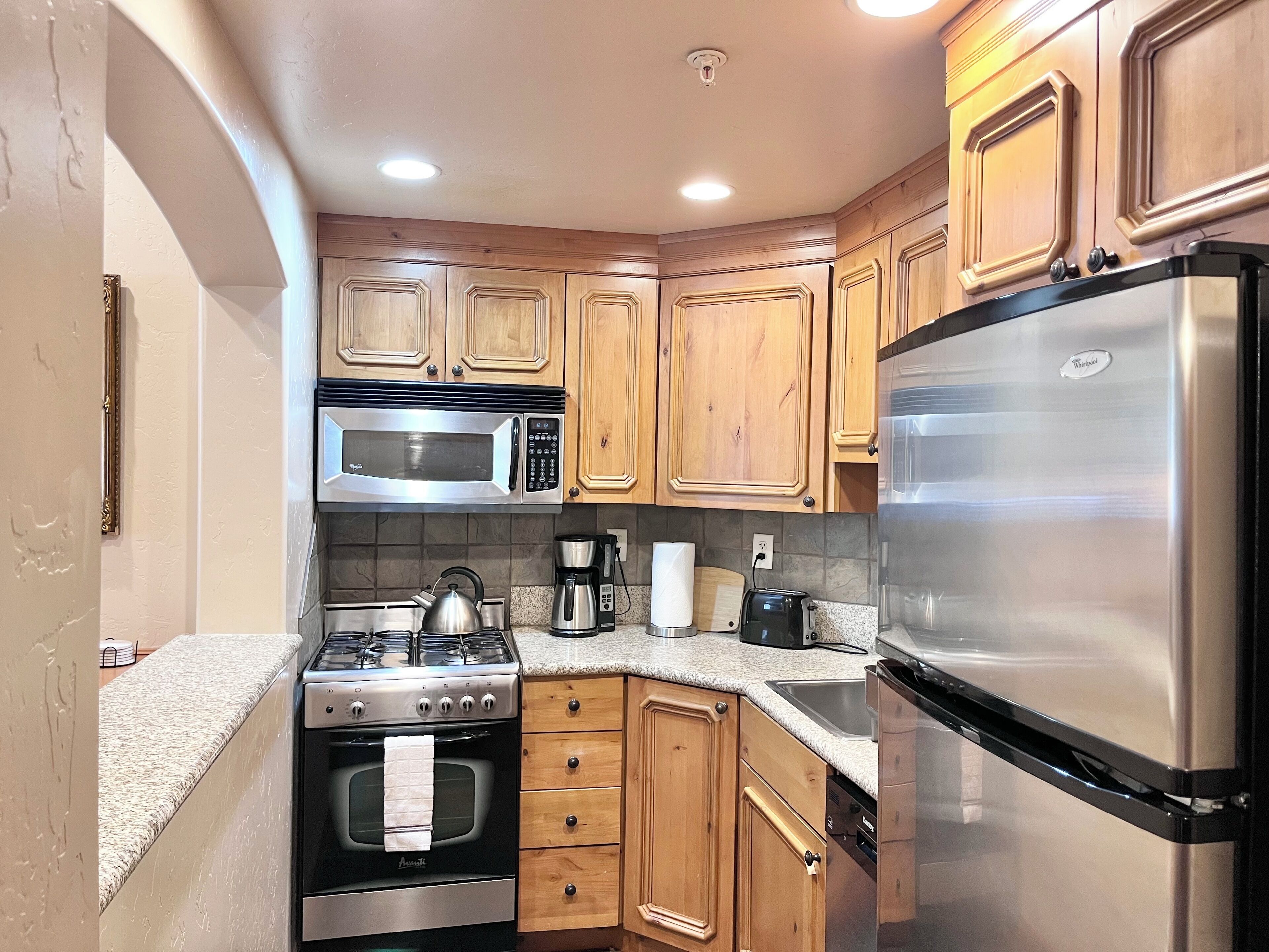 Kühlschrank, Mikrowelle, Ofen, Herdplatte