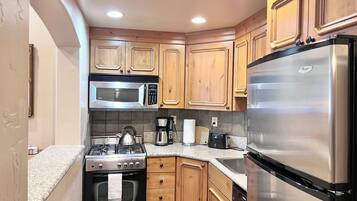 Een koelkast, een magnetron, een oven, een kookplaat