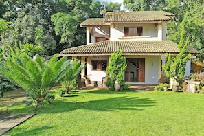 Vista frontal de la propiedad