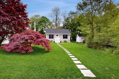 Beautifully remodeled cottage near the beach with central AC, gas grill & lawn