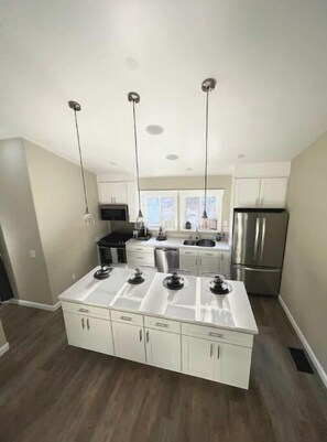 Refrigerador, microondas, horno y parrilla de estufa 