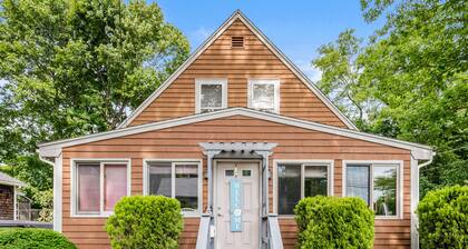 Home with washer/dryer, gas grill, & outdoor dining - walk 5 minutes to beach