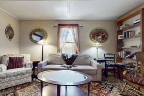 TV, books - Home with washer/dryer, gas grill, & outdoor dining - walk 5 minutes to beach (Rockport)