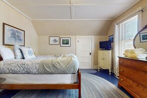 3 bedrooms, Internet, bed sheets - Home with washer/dryer, gas grill, & outdoor dining - walk 5 minutes to beach (Rockport)