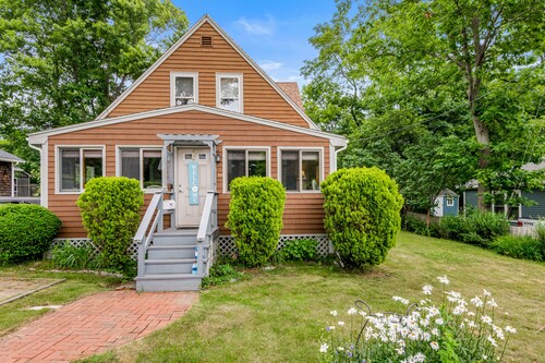 Home with washer/dryer, gas grill, & outdoor dining - walk 5 minutes to beach