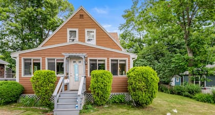 Home with washer/dryer, gas grill, & outdoor dining - walk 5 minutes to beach