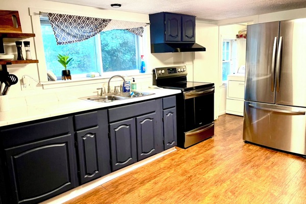 Kylskåp, mikrovågsugn, ugn och spishäll