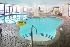 Una piscina cubierta, una piscina climatizada