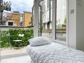 2 habitaciones, escritorio, tabla de planchar con plancha y wifi gratis 