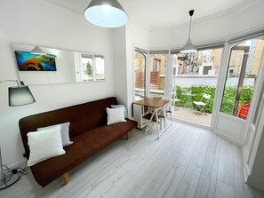 2 habitaciones, escritorio, tabla de planchar con plancha y wifi gratis 