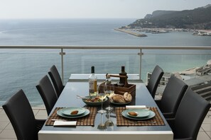 Outdoor dining - Stunning apartment with sea views, great terrace and pool (Sesimbra)