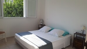 3 bedrooms, bed sheets - PRETTY VILLA, independent, close to the beach, the mountains, the shops! (VENTISERI)