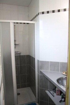 Chuveiro, secador de cabelo, toalhas de banho, sabonete
