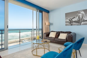 Apartamento conforto | Área de estar | TV de tela plana 48 polegadas com canais a cabo, TV, Netflix