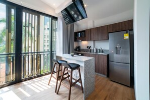 Premium Apartment (501) | Private kitchen | Microwave, cookware/dishes/utensils - Cali River Suites (Cali)